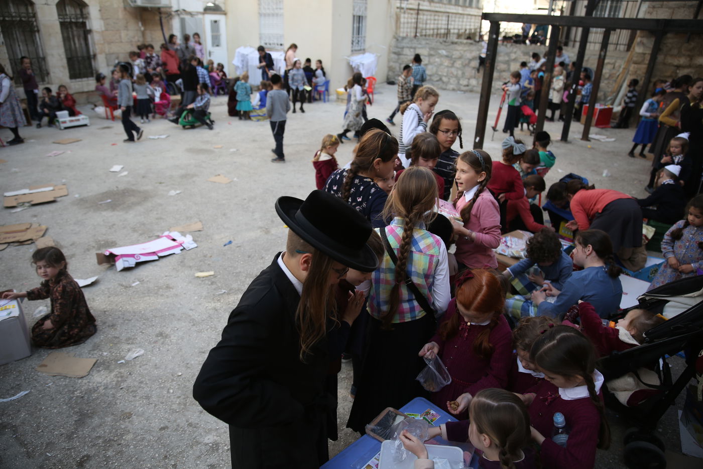 הצצה נדירה לשוק האג'ואים במאה שערים