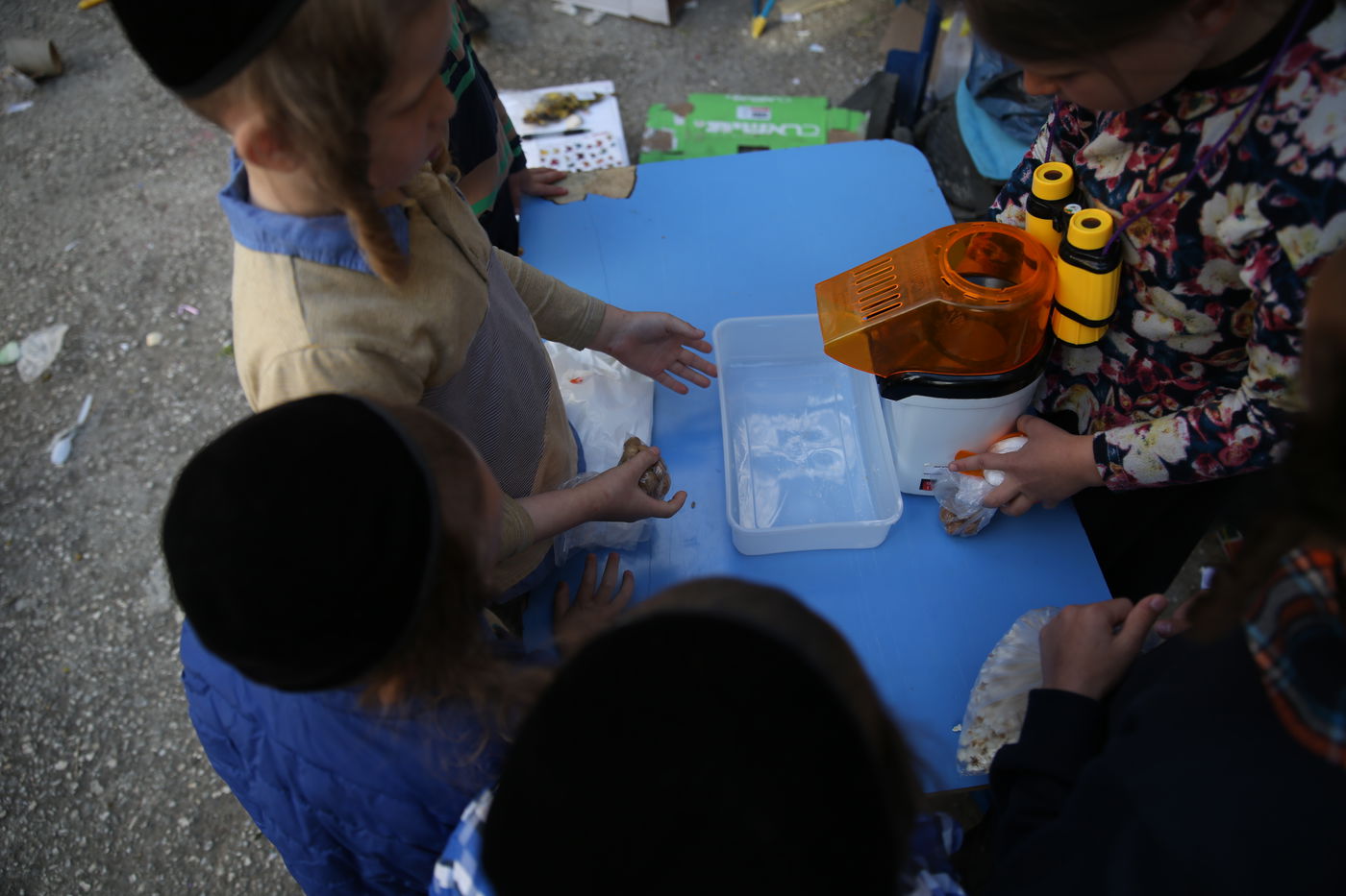 הצצה נדירה לשוק האג'ואים במאה שערים