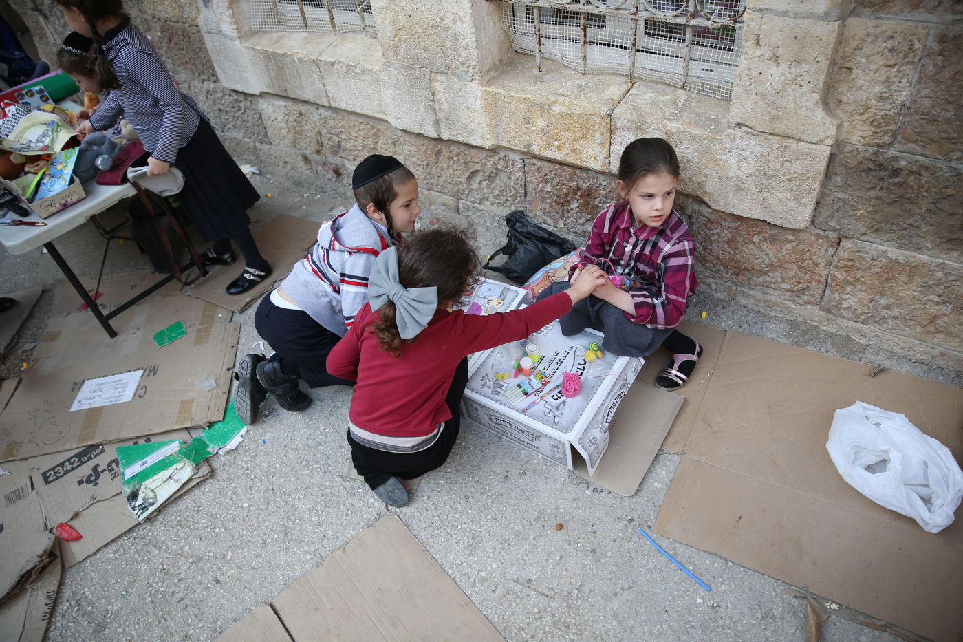 הצצה נדירה לשוק האג'ואים במאה שערים
