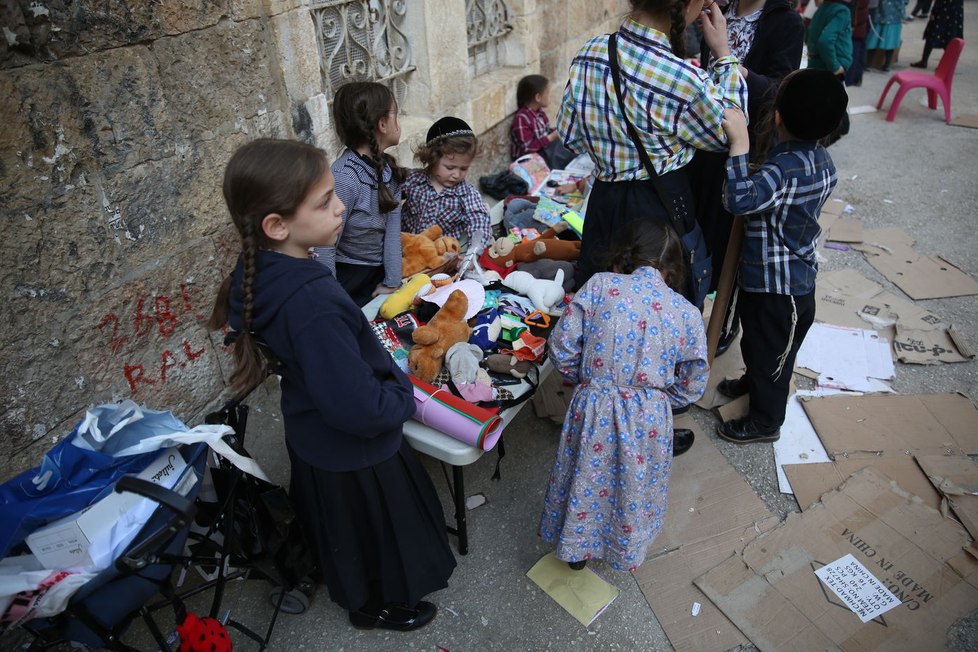 הצצה נדירה לשוק האג'ואים במאה שערים