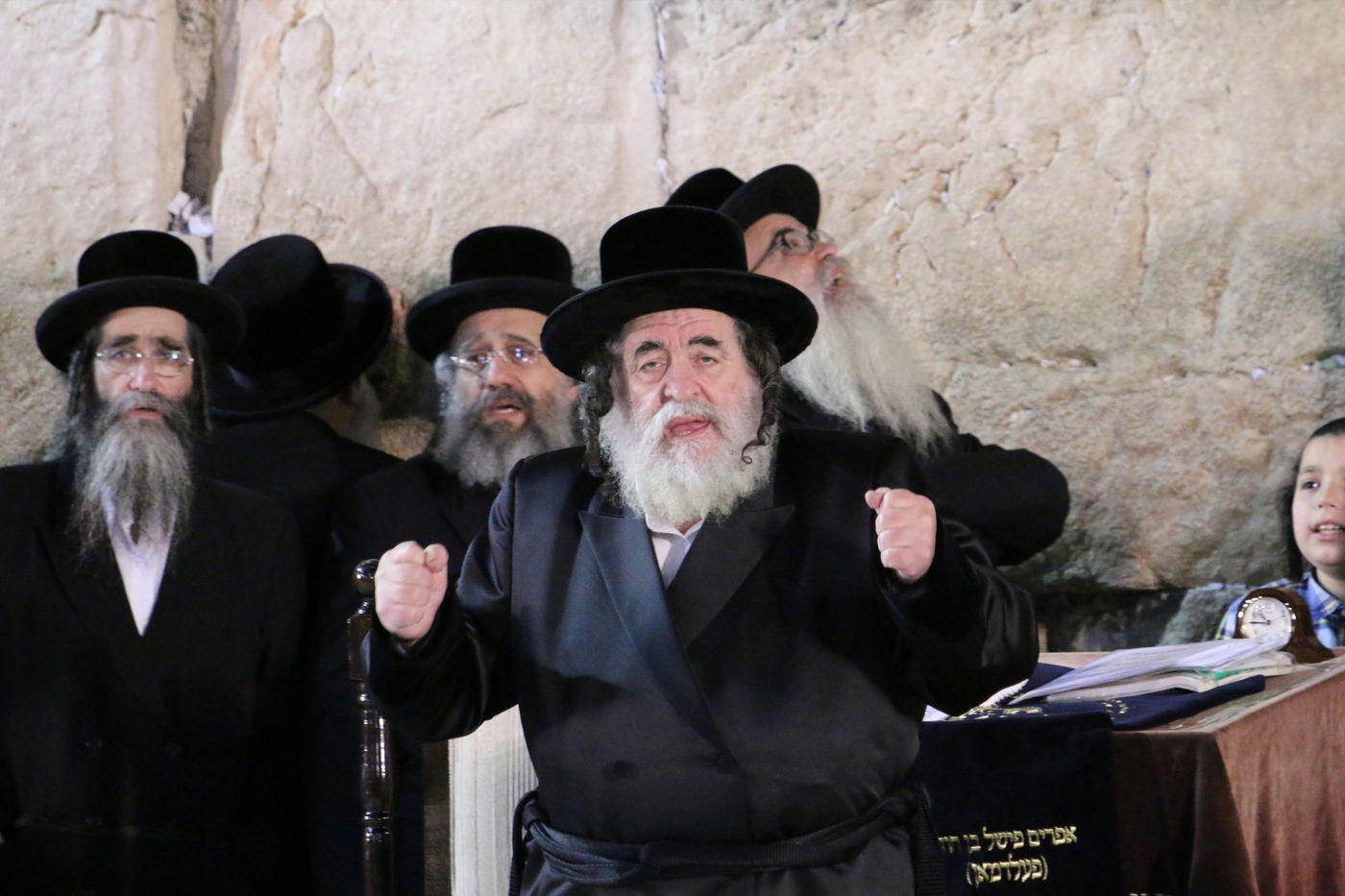 תפילה ושירה: הרבי מויז'ניץ בכותל • תיעוד