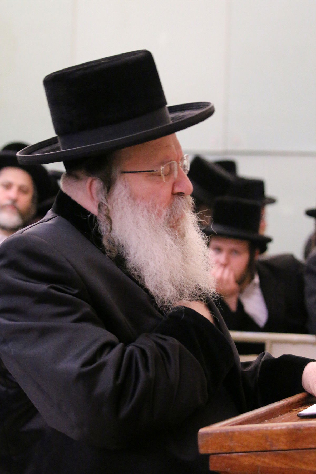 האדמו"ר מנדבורנה העתיר בתפילה בכותל • תיעוד