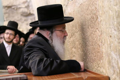 האדמו"ר מנדבורנה העתיר בתפילה בכותל • תיעוד