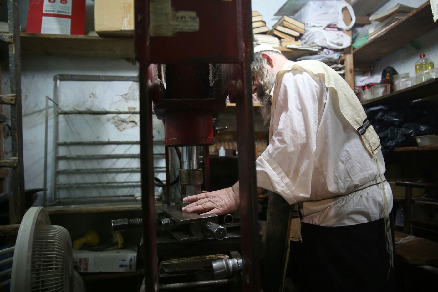 בקדושה ובטהרה: כך מכינים את בתי התפילין