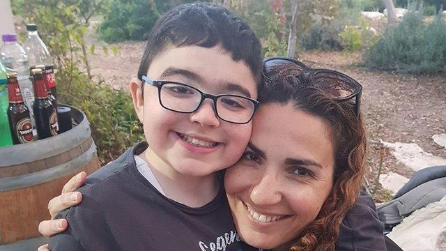 עדי גולדשמידט עם אמו