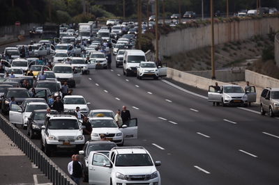 עומדים בצפירת יום השואה בתל אביב