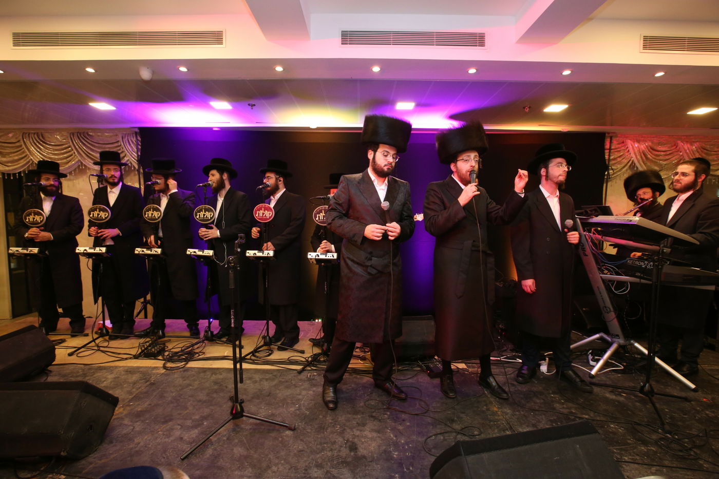 היחצ"ן הכניס ספר תורה, הפוליטיקאים התייצבו • גלריה