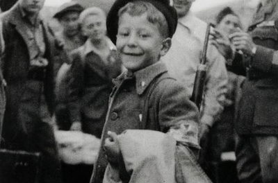 סיפורו המרגש של הילד מבוכנוואלד • צפו