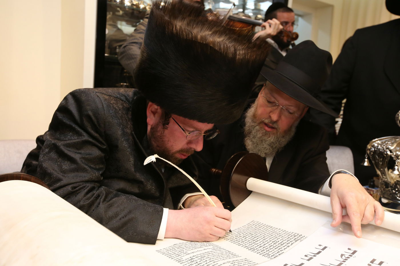 היחצ"ן הכניס ספר תורה, הפוליטיקאים התייצבו • גלריה