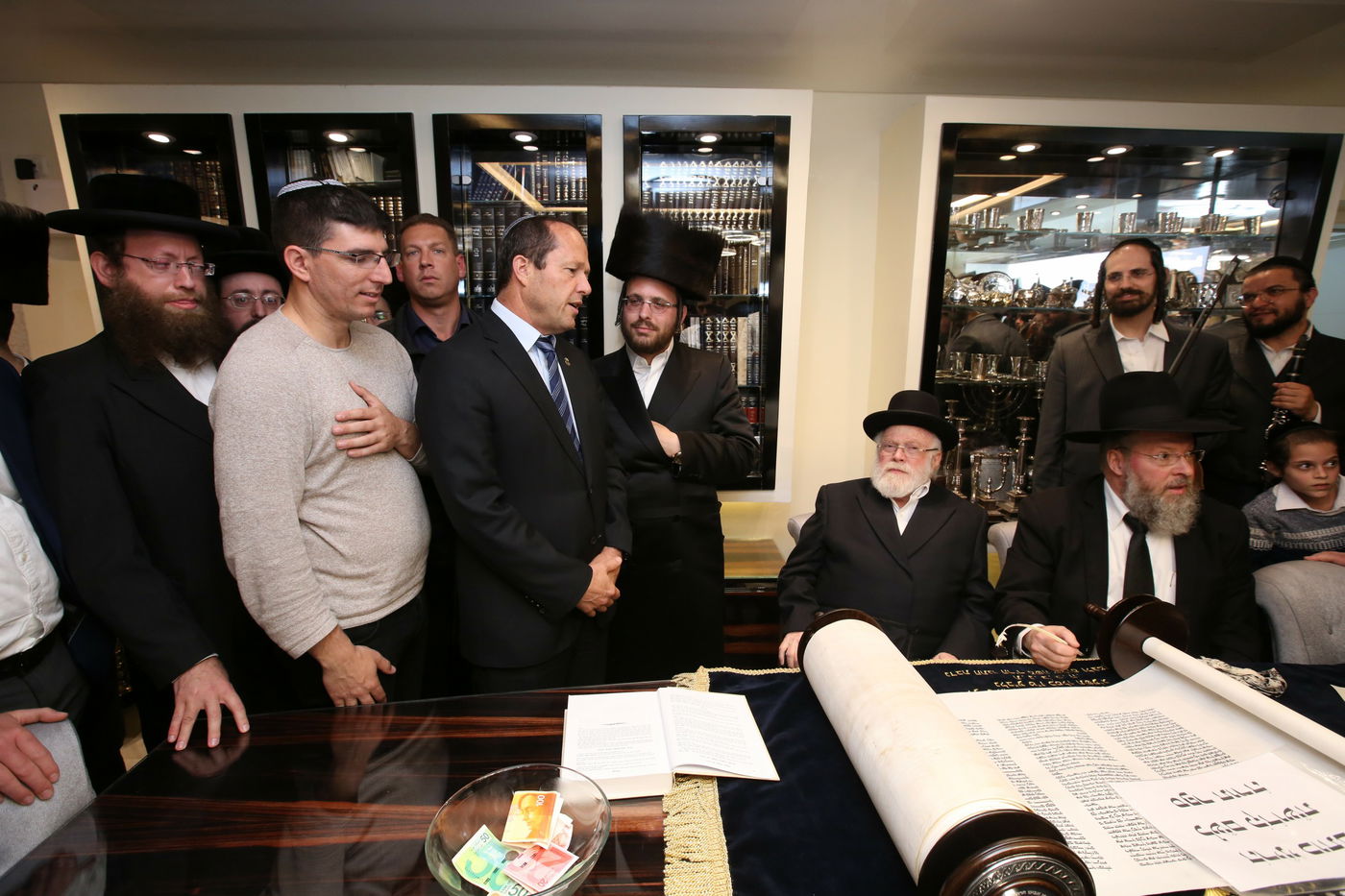 היחצ"ן הכניס ספר תורה, הפוליטיקאים התייצבו • גלריה