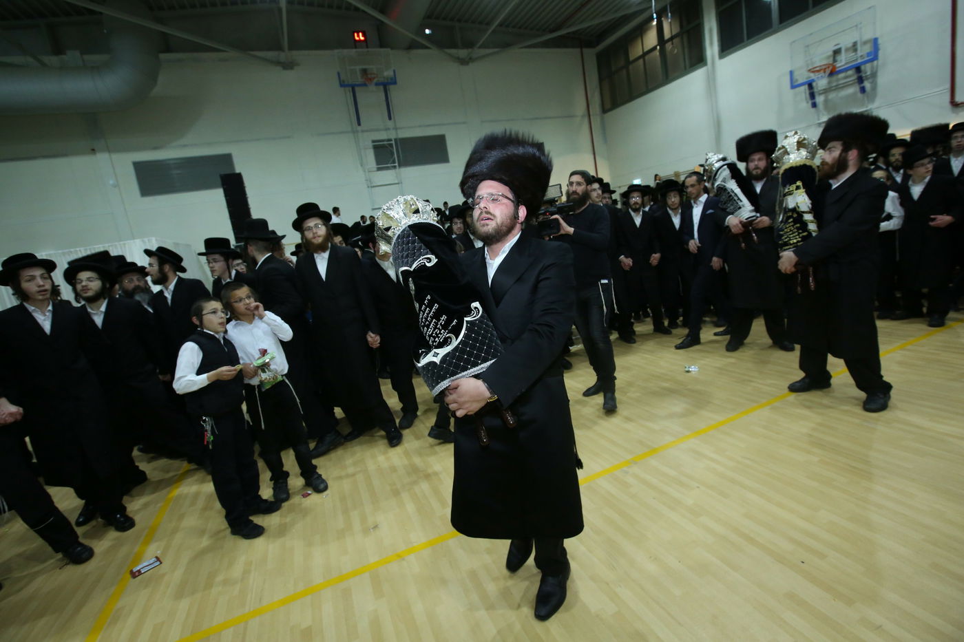 היחצ"ן הכניס ספר תורה, הפוליטיקאים התייצבו • גלריה