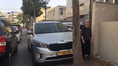 רכבו של זייברט חונה באדום לבן