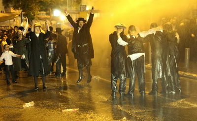 קיצונים מפגינים נגד מעצרה של צעירה חרדית