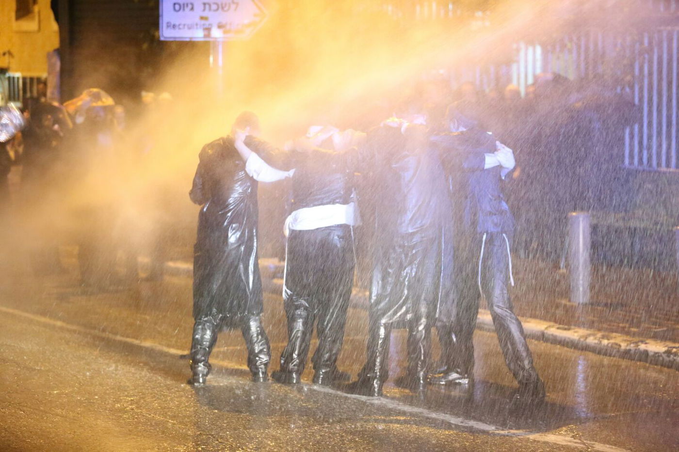 קיצונים מפגינים נגד מעצרה של צעירה חרדית