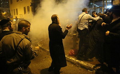 המשטרה מסירה כפפות: רימוני הלם על המפגינים החרדים