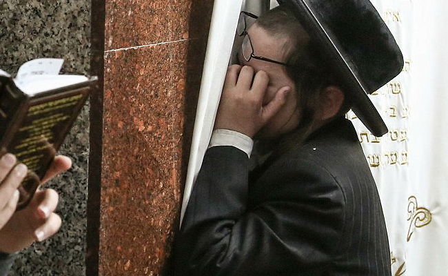 בחור ישיבה מתפלל לקראת זמן קיץ