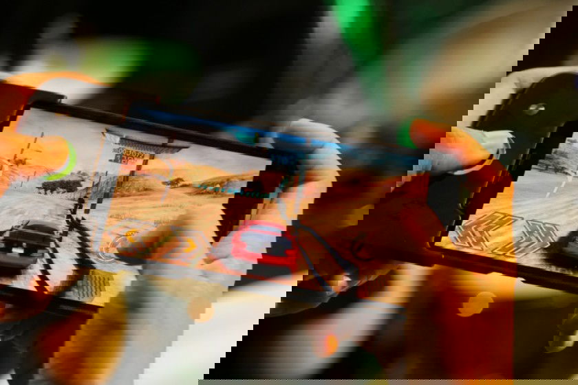 ילד משחק בסמארטפון. אילוסטרציה