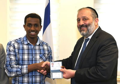 דרעי העניק תעודת זהות למשתתף חידון התנ"ך • צפו