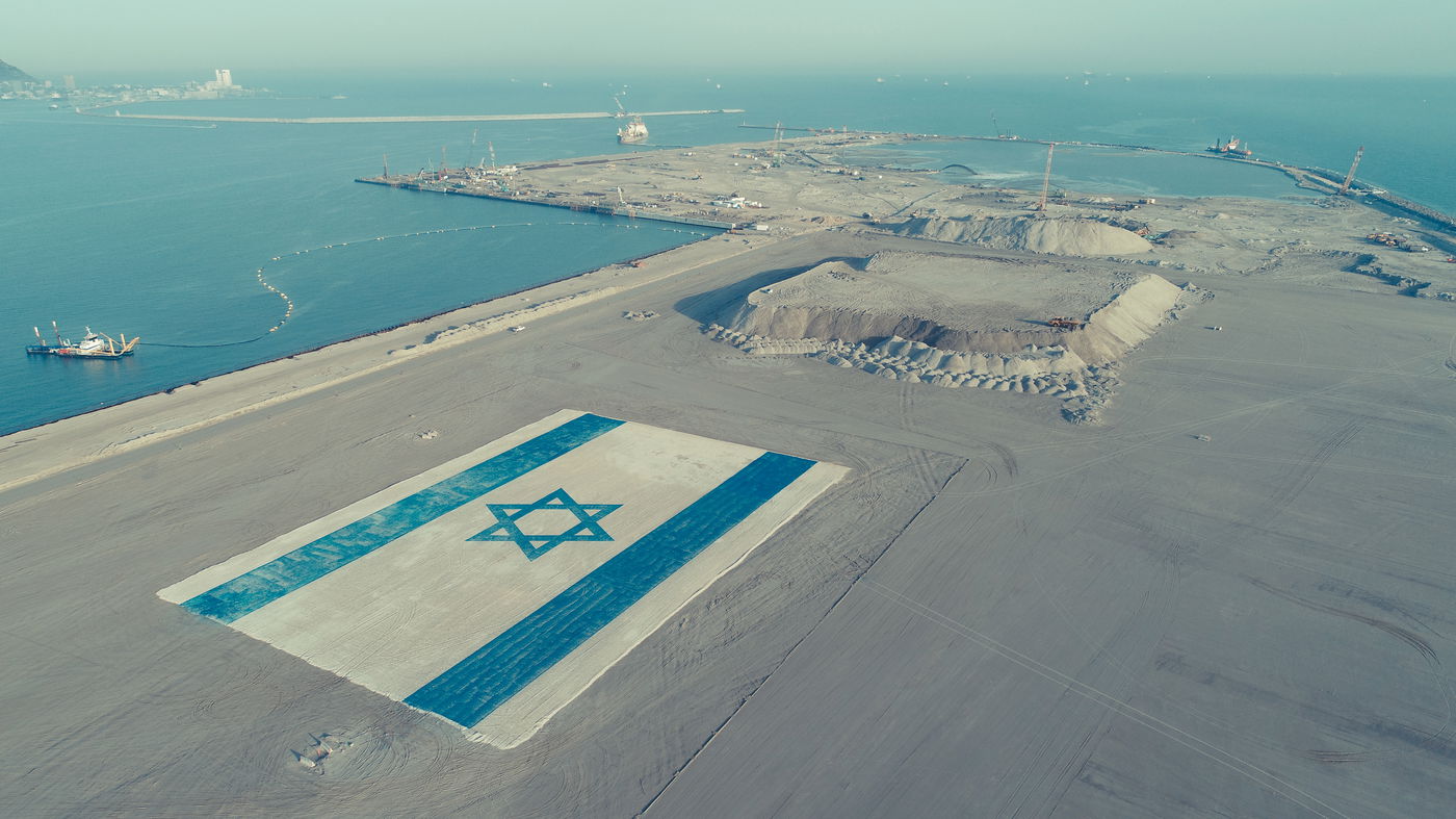 נמל המפרץ התחדש בדגל ענק ומרהיב • צפו