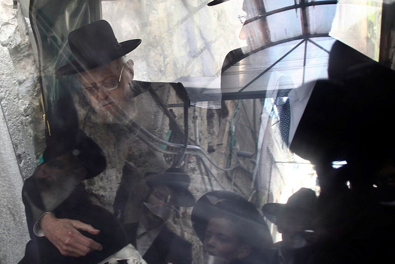 הגרי"ש אלישיב בקלנועית. ארכיון