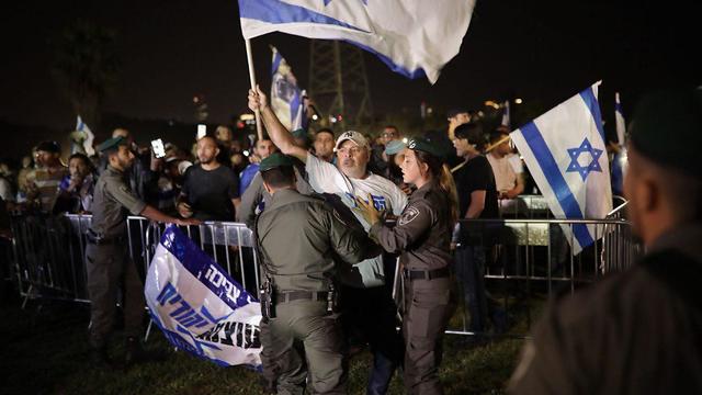 פעילי ימין מפגינים נגד האירוע