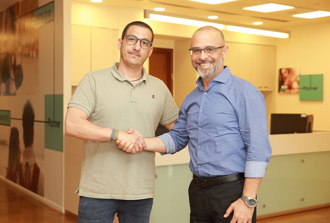 מנכ"ל קבוצת פרטנר, איציק בנבנישתי, ושגיא קופרפיש, מנכ"ל iconz.