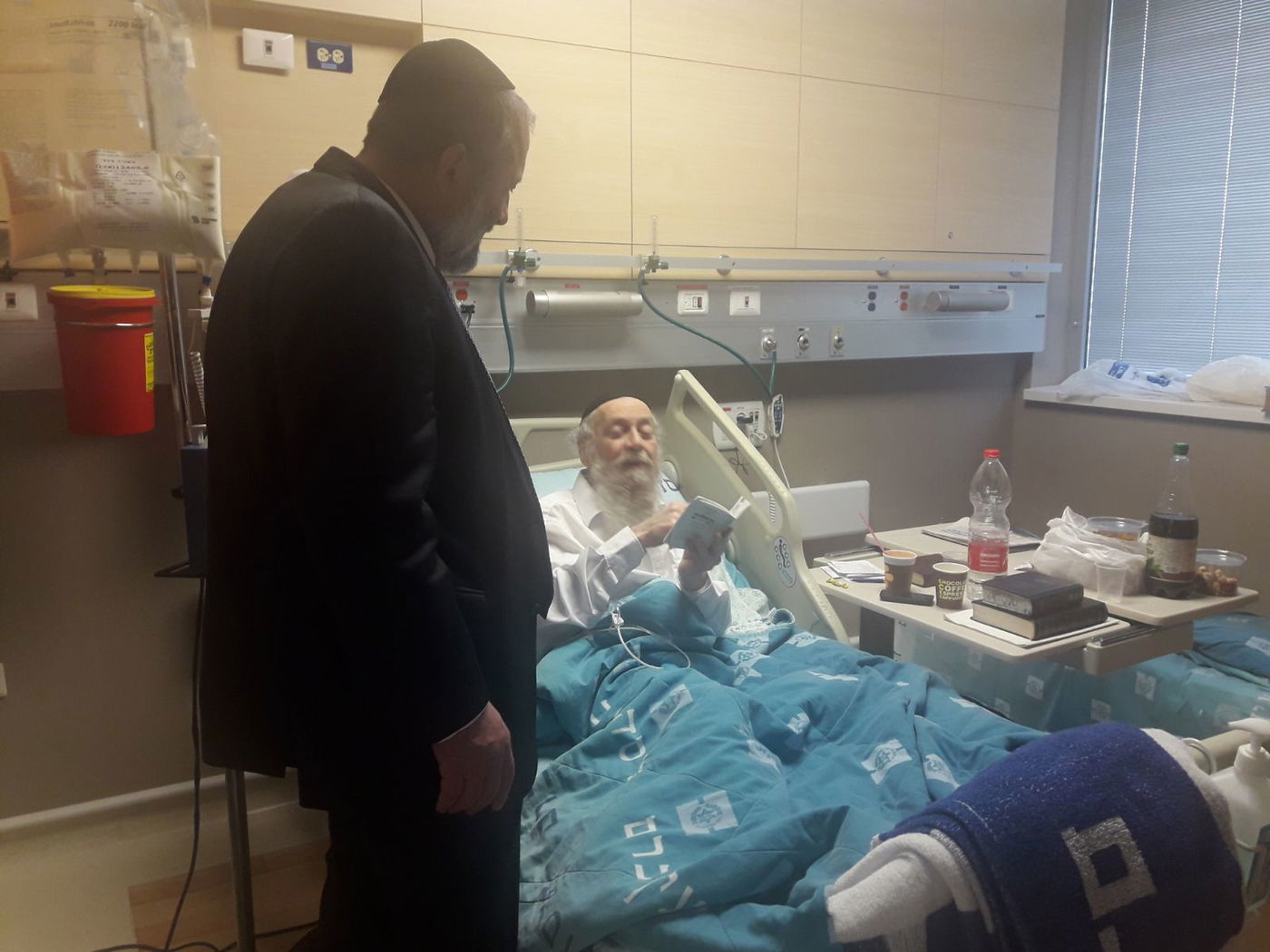 דרעי ליד מיטת המקובל