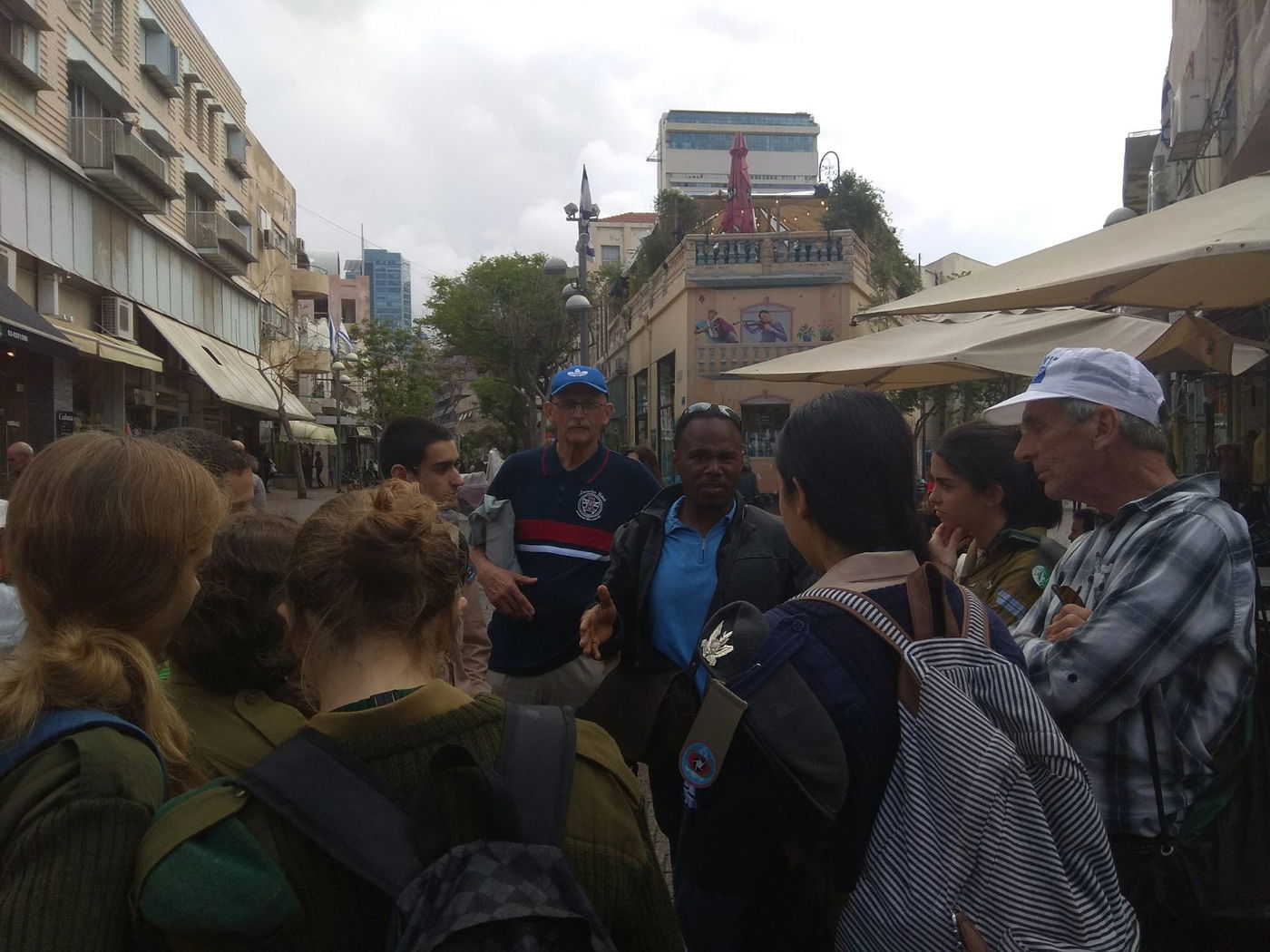 מיסיונרים מכת "היהודים המשיחיים" מטיפים לחיילים בקמפיין הנוכחי