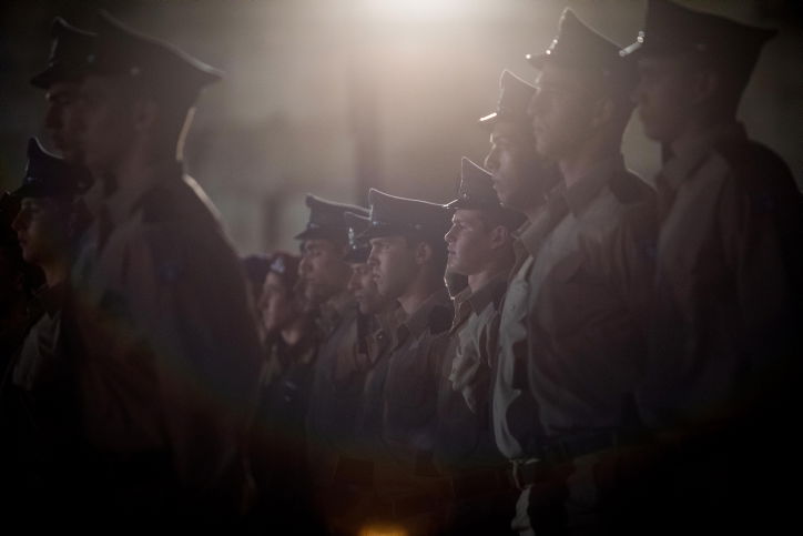 חיילים עומדים בצפירה