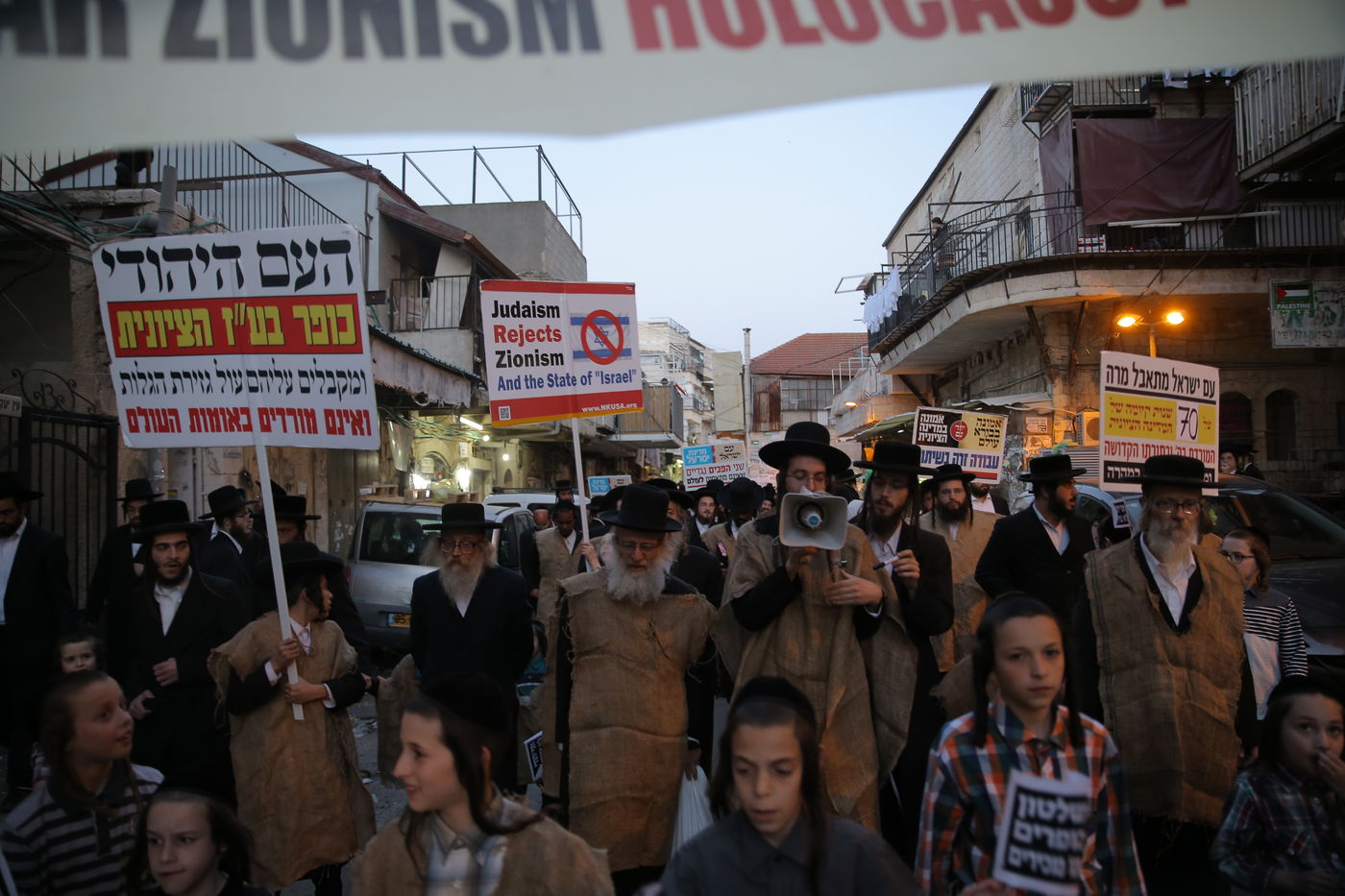 דגלי פלסטין הונפו בגאווה; דגלי ישראל הועלו באש