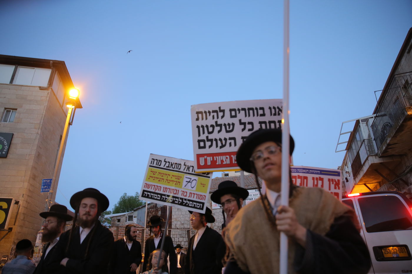 דגלי פלסטין הונפו בגאווה; דגלי ישראל הועלו באש