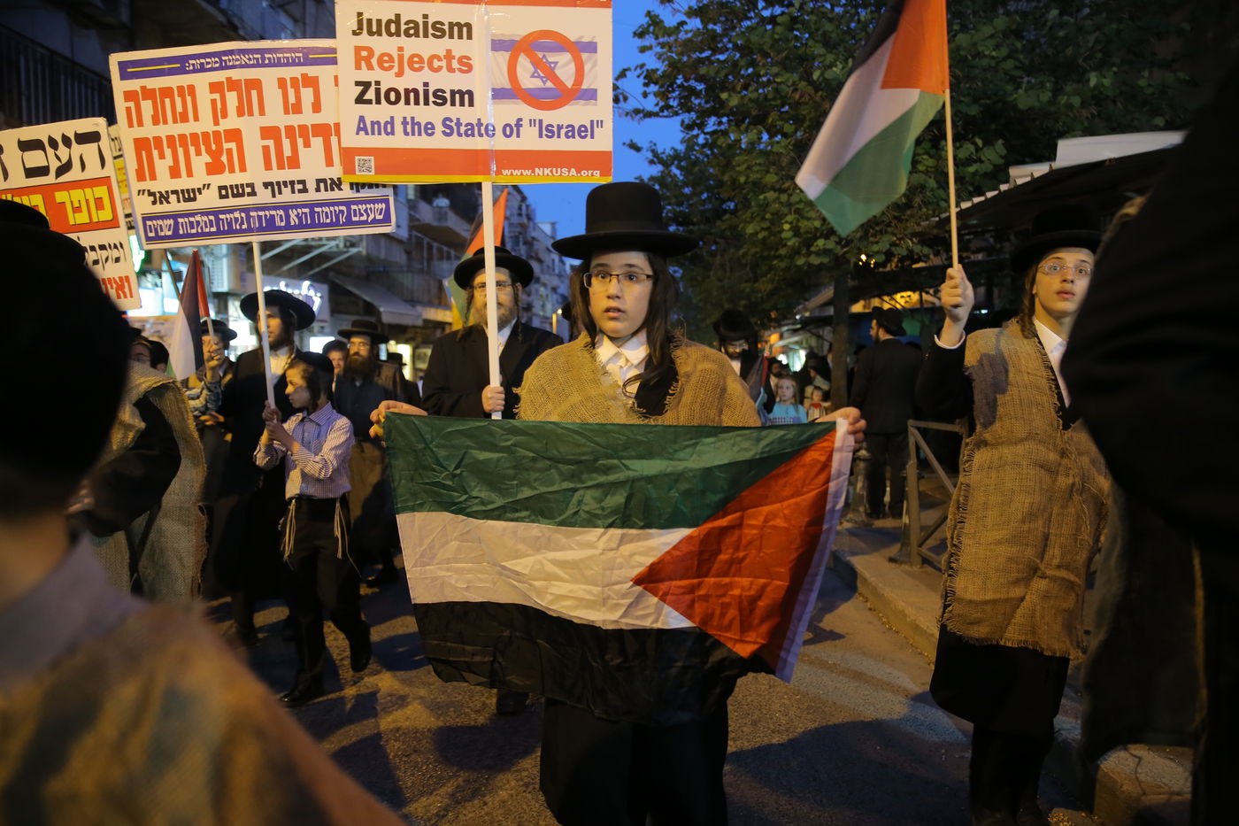 דגלי פלסטין הונפו בגאווה; דגלי ישראל הועלו באש