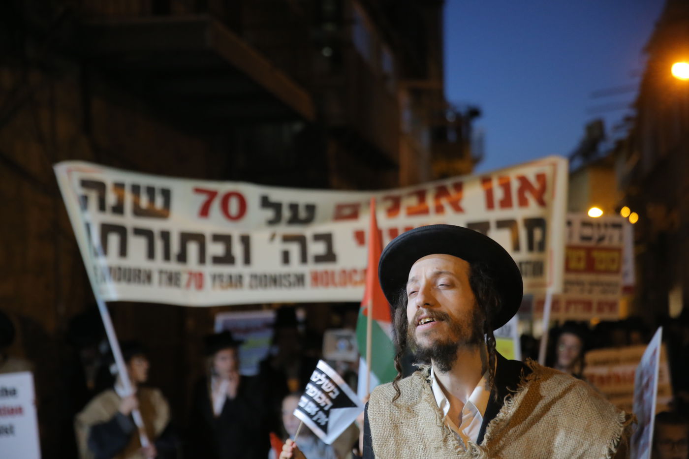 דגלי פלסטין הונפו בגאווה; דגלי ישראל הועלו באש