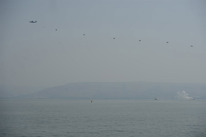 קצינים בכירים במפגן צניחה מיוחד • צפו