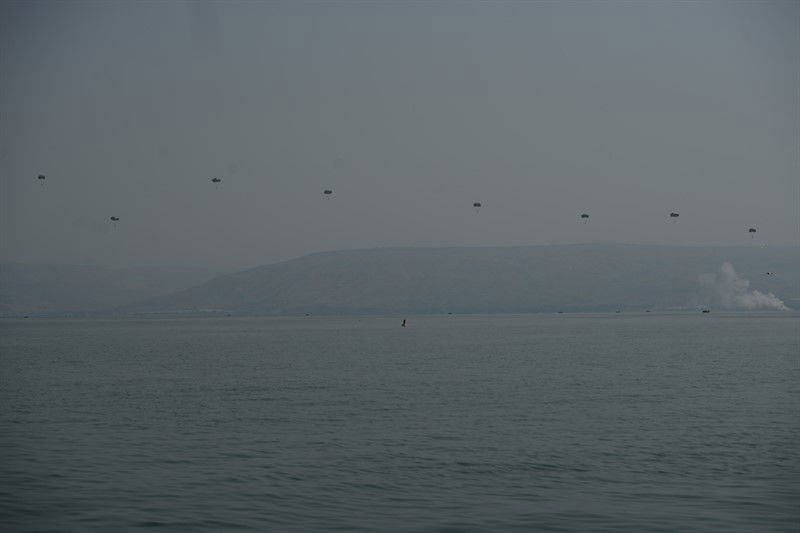 קצינים בכירים במפגן צניחה מיוחד • צפו