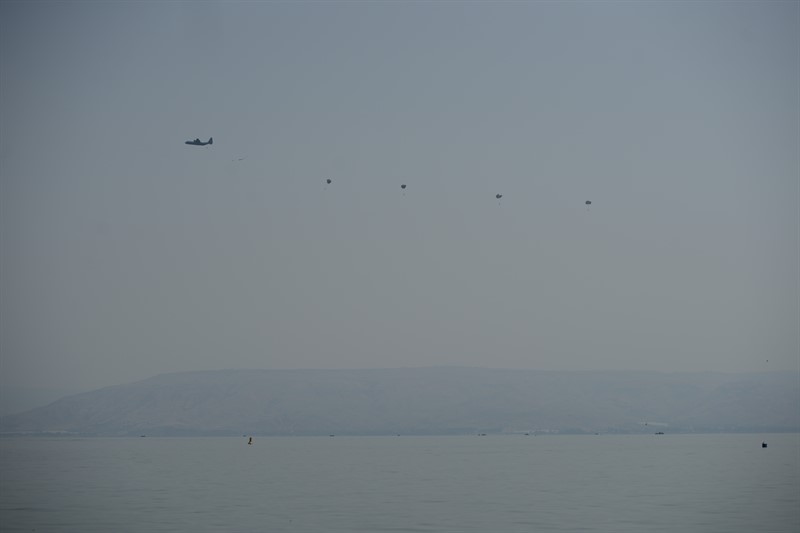 קצינים בכירים במפגן צניחה מיוחד • צפו