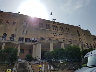 הדגל בפוניבז', הבוקר