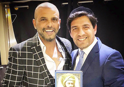 כשאייל גולן ואיתי לוי קיבלו את ספר 'הבן איש חי'