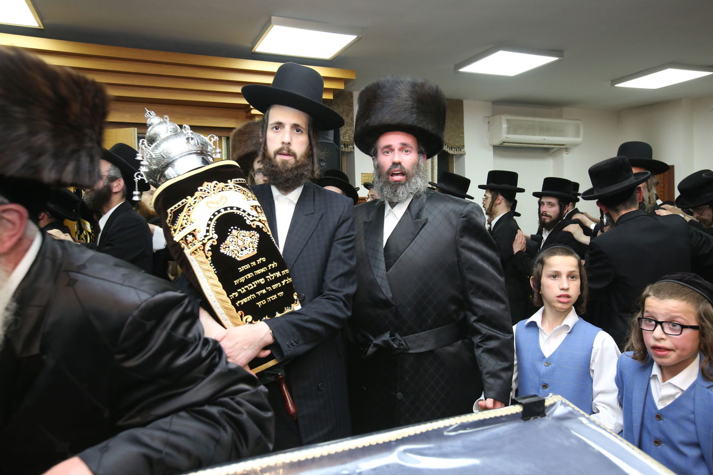 הכנסת ספר תורה להיכל בית המדרש סלאנים באלעד