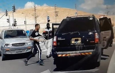 רעולי פנים תקפו נהג רכב במוטות ברזל. צפו