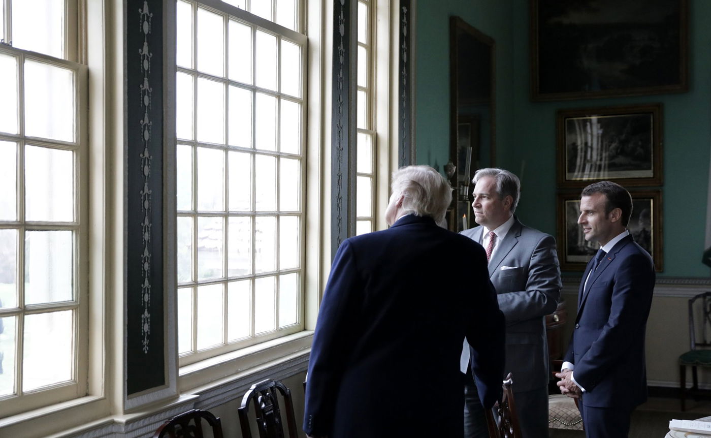 המחווה המביכה של טראמפ לנשיא הצרפתי