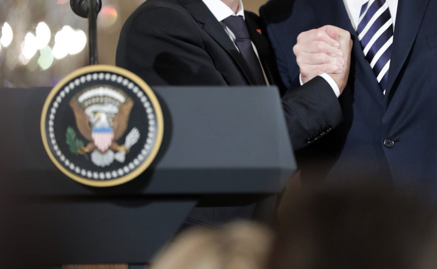 לחיצת היד של מקרון וטראמפ