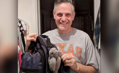 הולמס עם הבובה של בתו