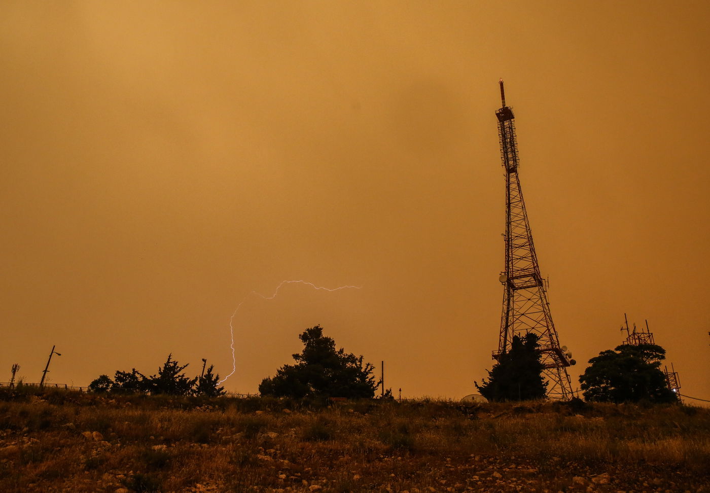 הצפות בחנויות ובבתי ספר: תמונות הסערה