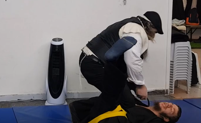 לבוש כחסיד מתגונן ותוקף כמו נינג'ה •  צפו