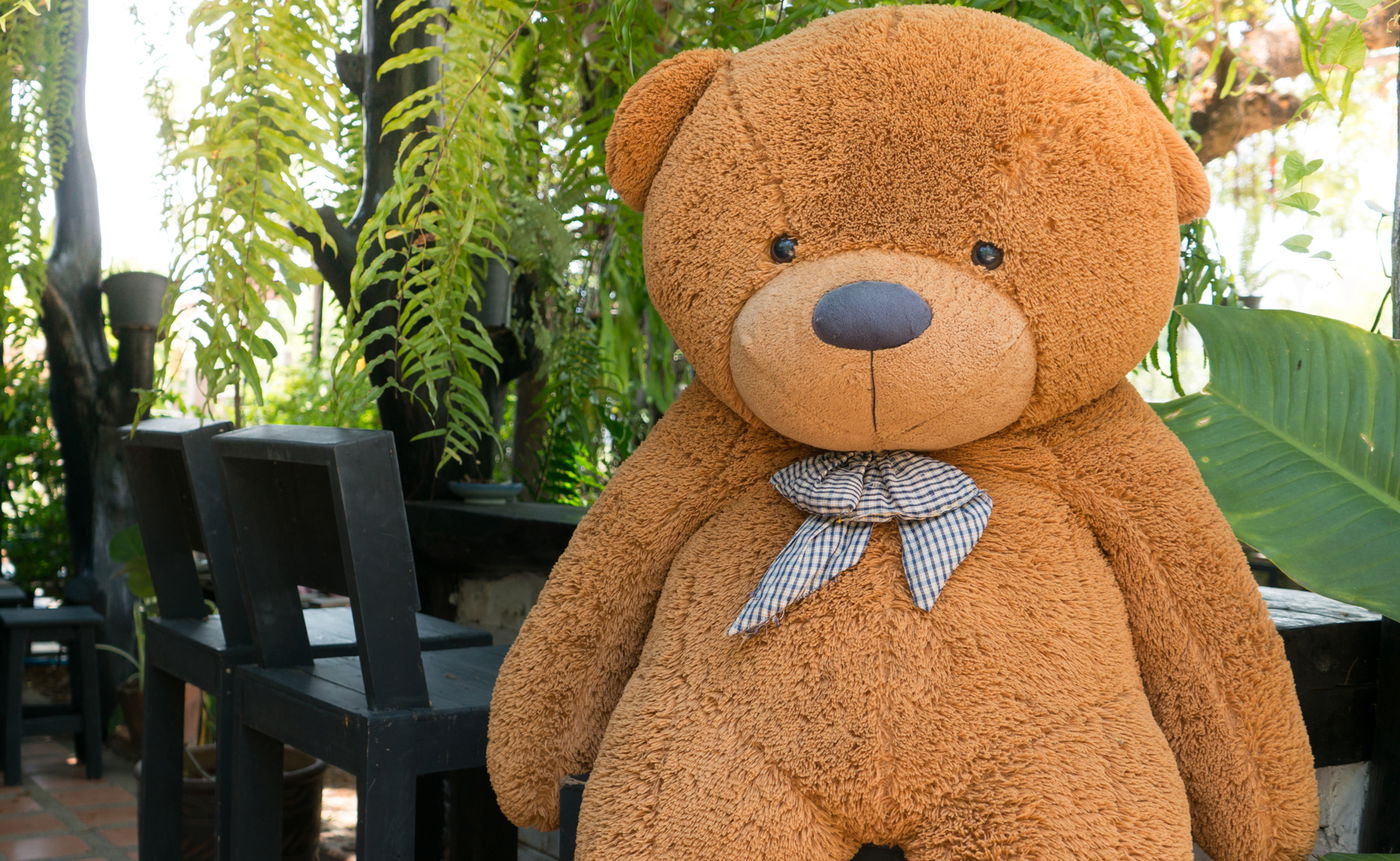 מחכים לילדה שתגרום לאבא שלה ללכת לעבודה עם בובה בגודל כזה