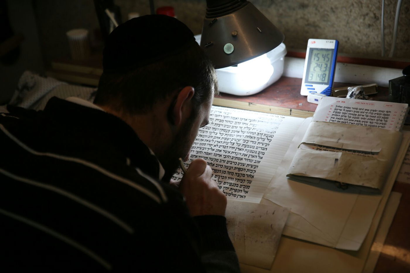 הצצה למקלט סופרי הסת"ם התימנים בי-ם