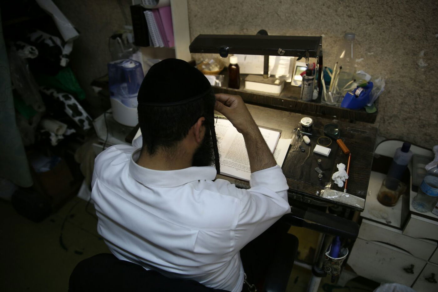 הצצה למקלט סופרי הסת"ם התימנים בי-ם