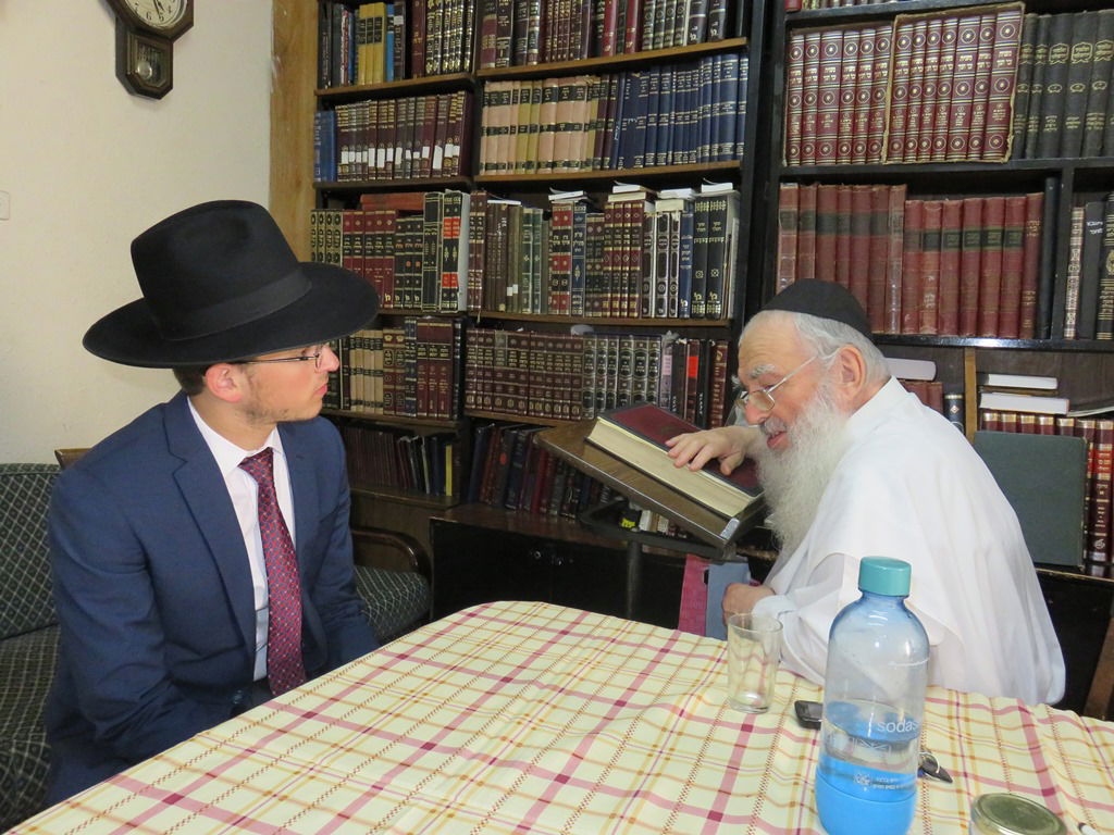 אסיר 'הפלג' התקבל בבתי הרבנים • תיעוד