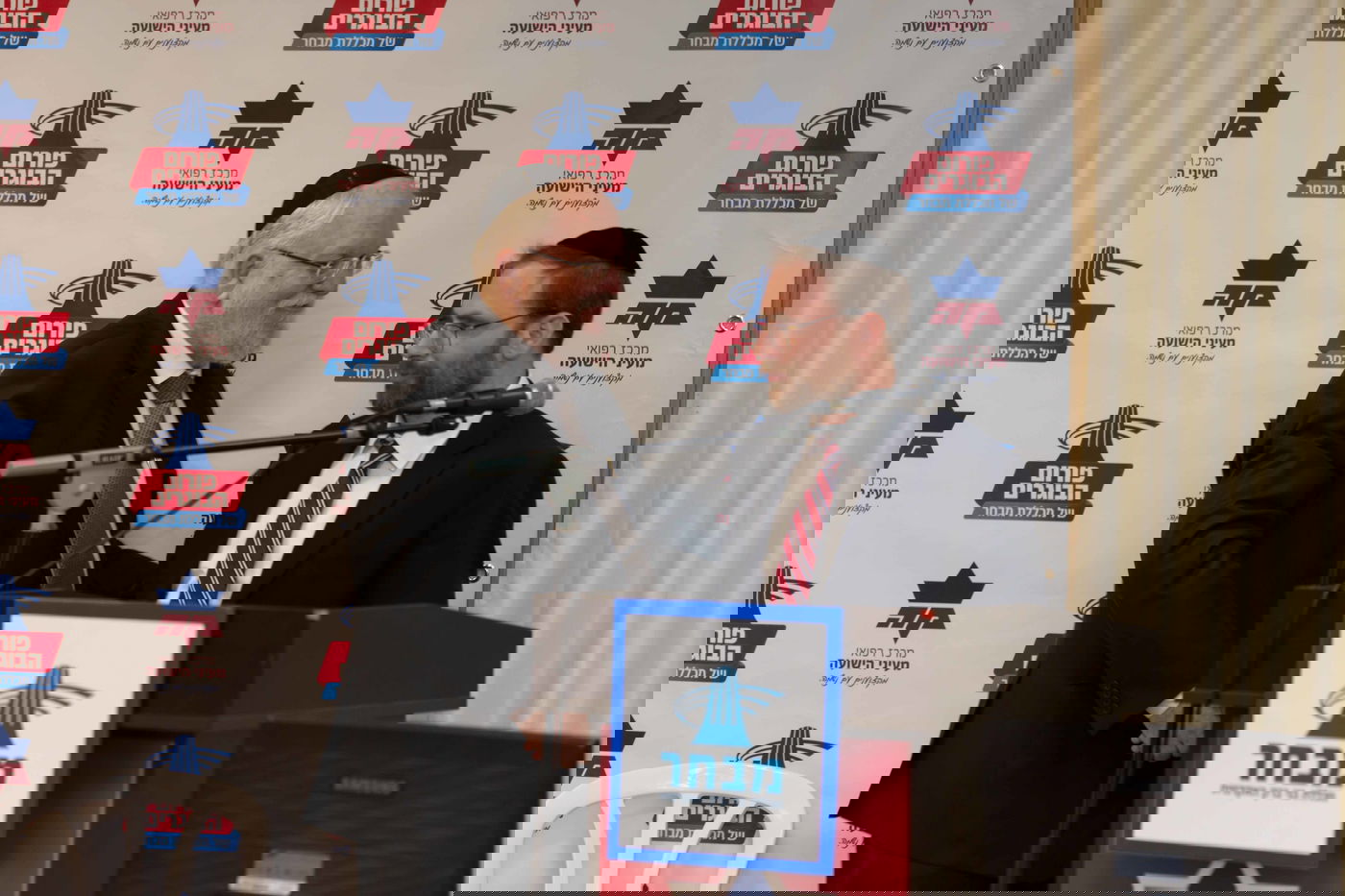 הרב יעקובוביץ מנכ"ל מכללת מבחר והרב שלמה רוטשילד מנכ"ל מעיני הישועה - בפורום הבוגרים